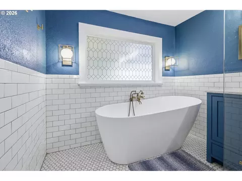 Bath - 110 Corliss Ln, Eugene, OR 97404 photo 3 of 5