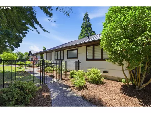 Exterior - 110 Corliss Ln, Eugene, OR 97404 photo 4 of 12