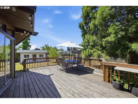 Exterior - 110 Corliss Ln, Eugene, OR 97404 photo 6 of 12