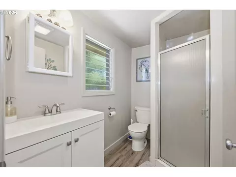 Bath - 110 Corliss Ln, Eugene, OR 97404 photo 5 of 5
