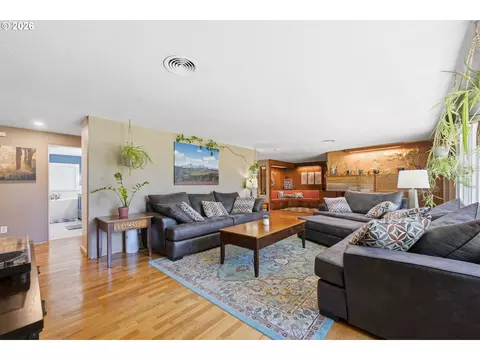 Living - 110 Corliss Ln, Eugene, OR 97404 photo 2 of 5
