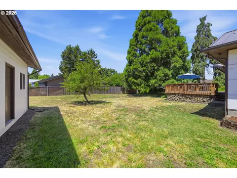 Exterior - 110 Corliss Ln, Eugene, OR 97404 photo 9 of 12