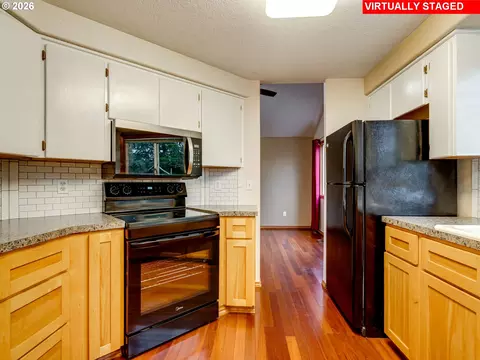 Kitchen - 1250 S Cedar Loop, Canby, OR 97013 photo 2 of 5