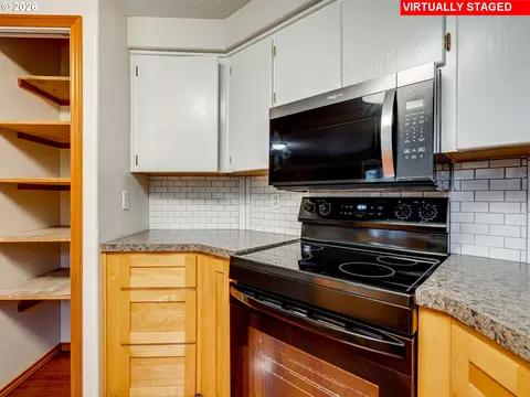 Kitchen - 1250 S Cedar Loop, Canby, OR 97013 photo 4 of 5