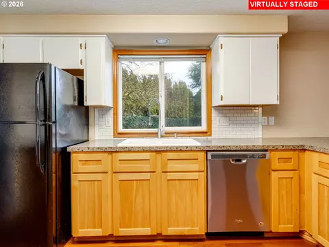 Kitchen - 1250 S Cedar Loop, Canby, OR 97013 photo 5 of 5