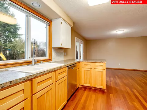 Kitchen - 1250 S Cedar Loop, Canby, OR 97013 photo 3 of 5