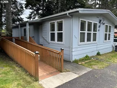 505 Shorepines Pl, Coos Bay, OR 97420
