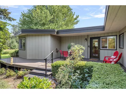 1041 Cannon Dr, Hood River, OR 97031
