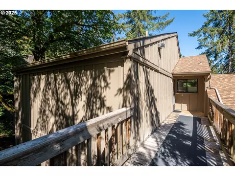 409 Stonewood Dr, Eugene, OR 97405