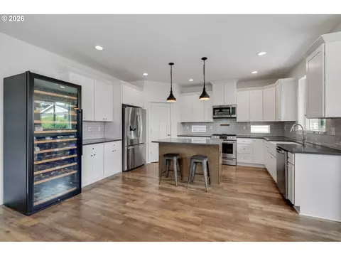 Kitchen - 970 SE Darrow Rd, Estacada, OR 97023 photo 1 of 2