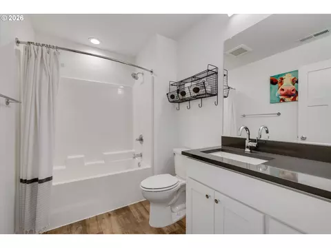 Bath - 970 SE Darrow Rd, Estacada, OR 97023 photo 3 of 3
