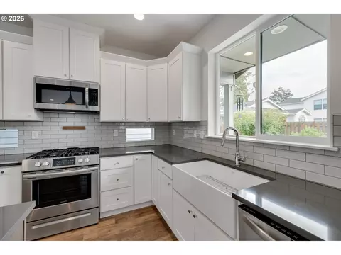 Kitchen - 970 SE Darrow Rd, Estacada, OR 97023 photo 2 of 2
