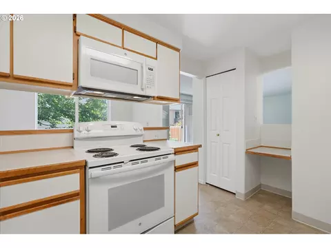 Kitchen - 4768 W Powell Blvd # 122, Gresham, OR 97030 photo 3 of 4