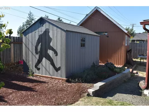 Exterior - 5209 G St, Springfield, OR 97478 photo 5 of 12
