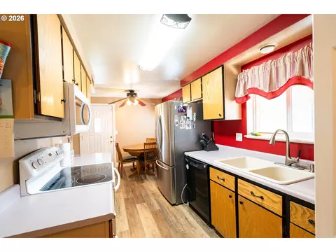 Kitchen - 5209 G St, Springfield, OR 97478 photo 3 of 3