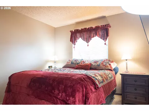 Bedroom - 5209 G St, Springfield, OR 97478 photo 2 of 3