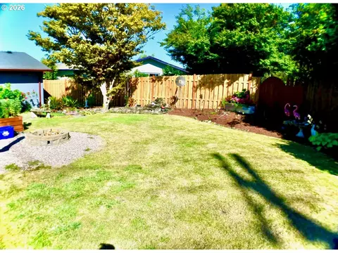 Exterior - 5209 G St, Springfield, OR 97478 photo 4 of 12