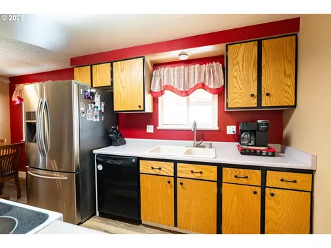 Kitchen - 5209 G St, Springfield, OR 97478 photo 2 of 3