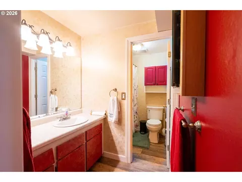 Bath - 5209 G St, Springfield, OR 97478 photo 1 of 1
