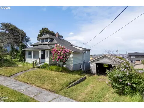 118 SW Brook St, Newport, OR 97365