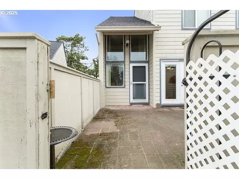 50 NE Village Squire Ave # 15, Gresham, OR 97030
