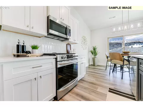 Kitchen - 157 SW Eagle Dr, Boardman, OR 97818 photo 5 of 5