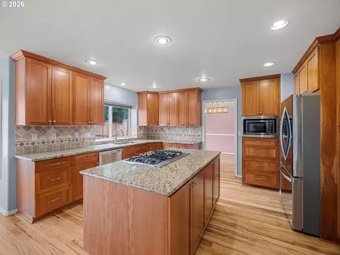 Kitchen - 2575 NW 4th St, Gresham, OR 97030 photo 2 of 3