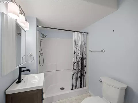 Bath - 2575 NW 4th St, Gresham, OR 97030 photo 2 of 7