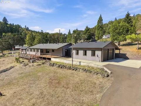 911 Jade Dr, Roseburg, OR 97471