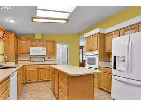 2488 Northampton, Eugene, OR 97404 photo 13