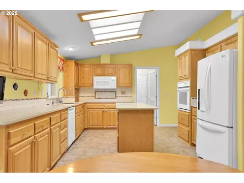 2488 Northampton, Eugene, OR 97404 photo 11
