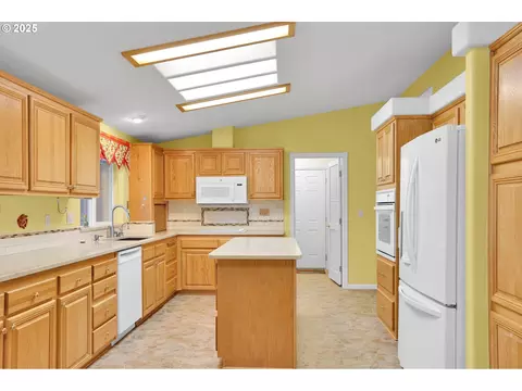 2488 Northampton, Eugene, OR 97404 photo 10