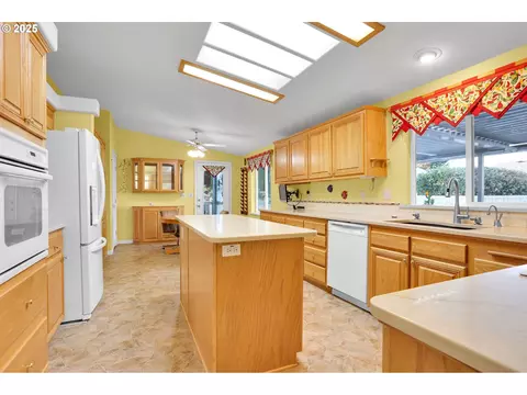 2488 Northampton, Eugene, OR 97404 photo 8