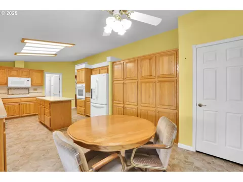 2488 Northampton, Eugene, OR 97404 photo 12