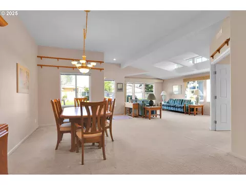 2488 Northampton, Eugene, OR 97404 photo 5