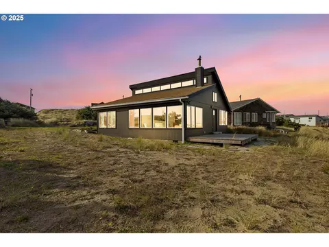 505 NW Oceania Dr, Waldport, OR 97394