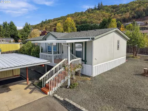 208 Zachary Dr, Roseburg, OR 97470