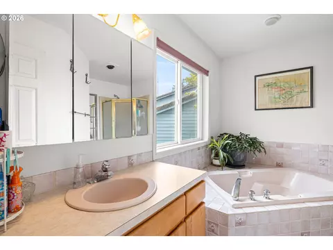 Bath - 4057 NE 5th Dr, Gresham, OR 97030 photo 1 of 5