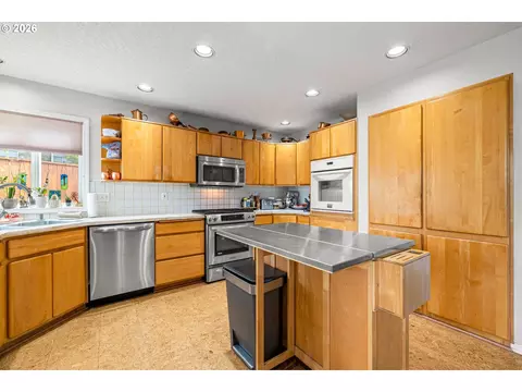 Kitchen - 4057 NE 5th Dr, Gresham, OR 97030 photo 3 of 5