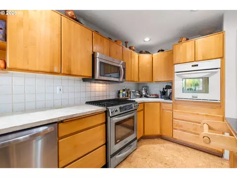 Kitchen - 4057 NE 5th Dr, Gresham, OR 97030 photo 5 of 5
