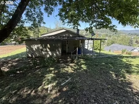 1410 NW Grove St, Roseburg, OR 97471