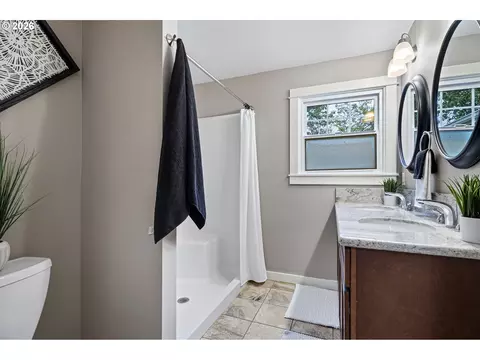 Bath - 1624 Walnut St, Eugene, OR 97403 photo 2 of 3