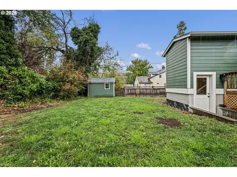 Exterior - 1624 Walnut St, Eugene, OR 97403 photo 6 of 7