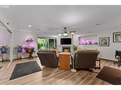 Living - 1963 SW Myers Pl, Gresham, OR 97080 photo 2 of 3