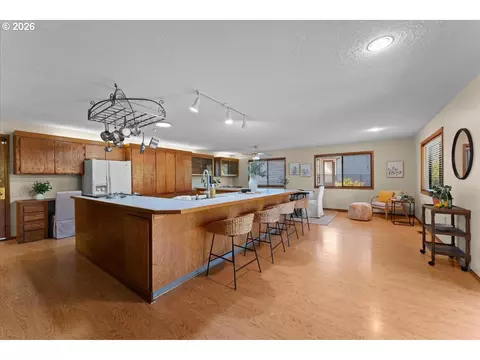 Kitchen - 1963 SW Myers Pl, Gresham, OR 97080 photo 3 of 6