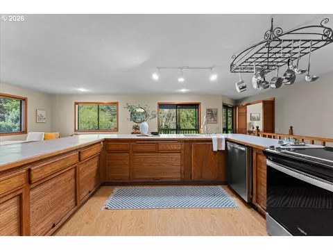 Kitchen - 1963 SW Myers Pl, Gresham, OR 97080 photo 5 of 6