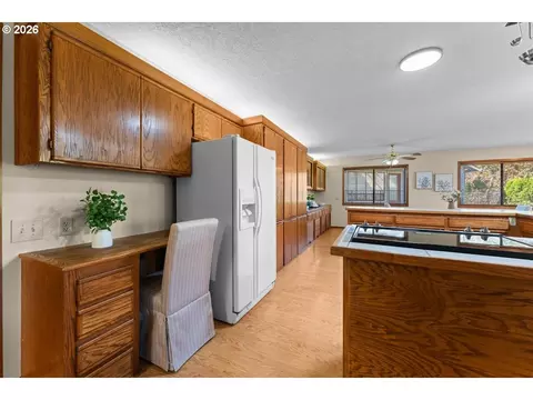 Kitchen - 1963 SW Myers Pl, Gresham, OR 97080 photo 6 of 6