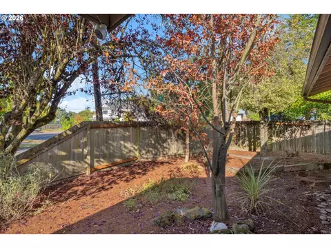 Exterior - 40 Briarcliff Dr, Eugene, OR 97404 photo 2 of 5