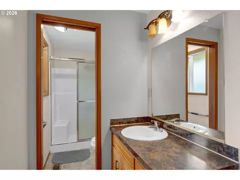 Bath - 40 Briarcliff Dr, Eugene, OR 97404 photo 1 of 2