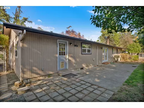Exterior - 40 Briarcliff Dr, Eugene, OR 97404 photo 3 of 5